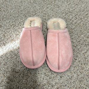 Size 5 pink Ugg slippers like new